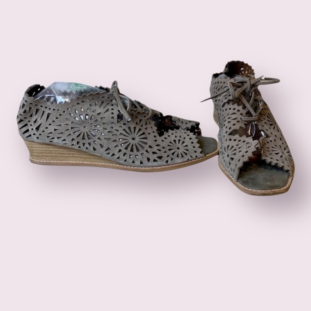 Jeffrey Campbell Sandal Espana Laser Cut Wedge Lace Up Suede Tan & Gray Size 8.5